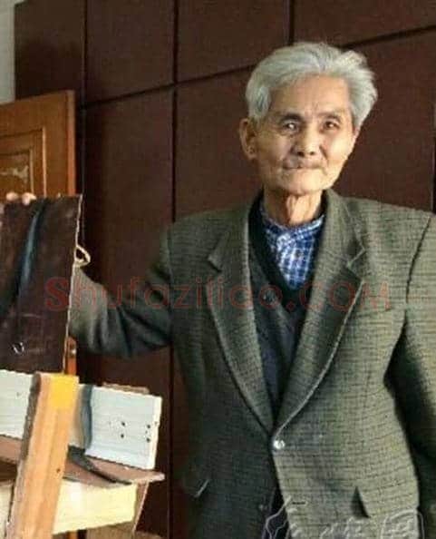 八旬老翁香烟盒上绣书法：民俗爱好者点赞
